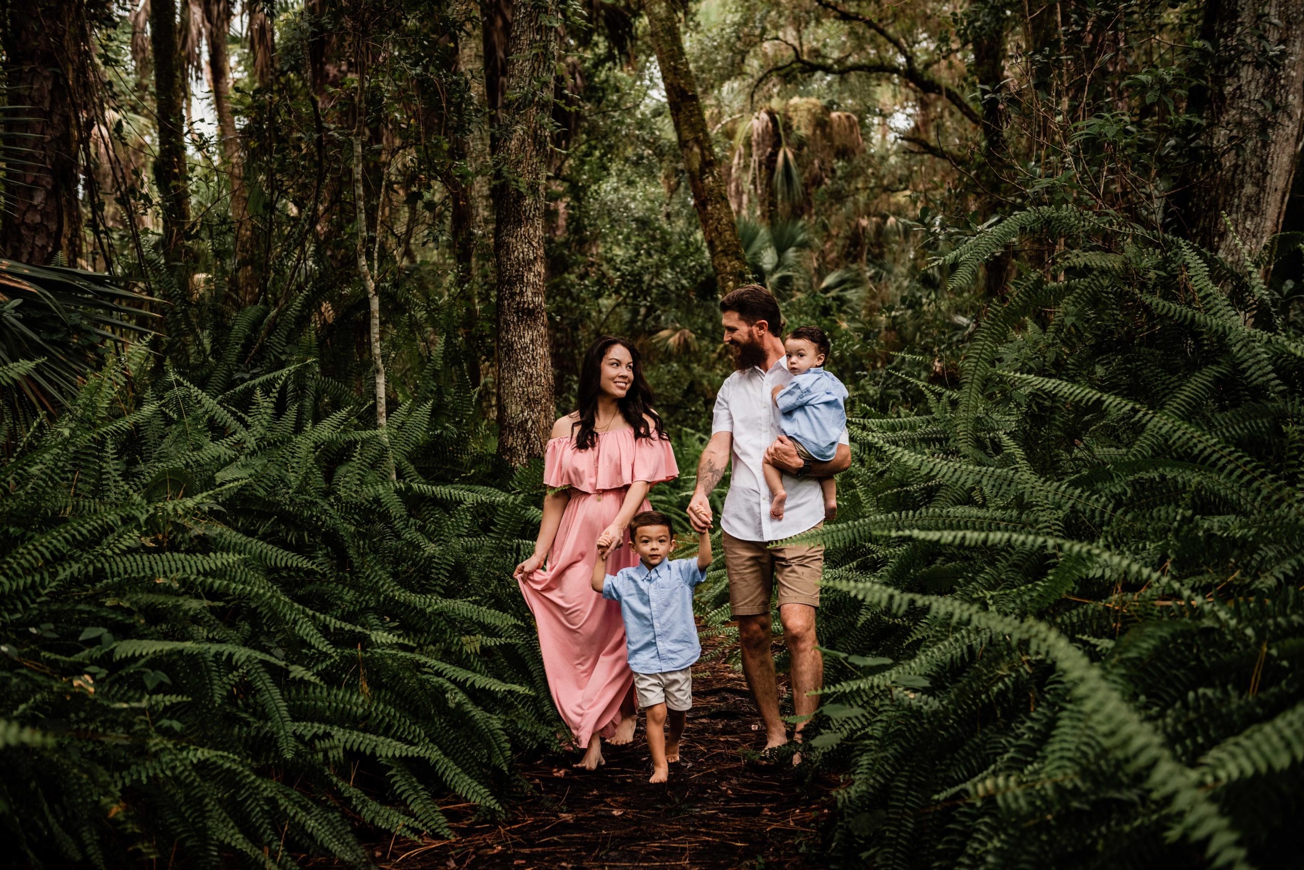Family in a Fort Myers with children for photoshoot